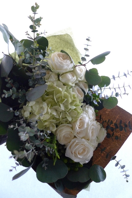 産休に入られる方への花束 白とグリーンで ナチュラルな感じで 札幌 花屋 Mell Flowers 産休に入られる方への花束 白とグリーンで ナチュラルな感じで 札幌 花屋 Mell Flowers