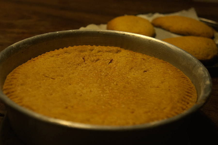 夜中にケーキを焼く男_f0106597_6471041.jpg