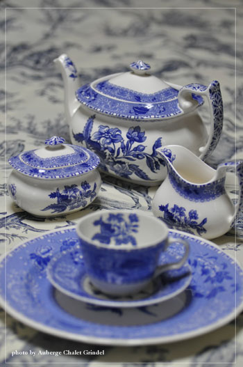 英国式紅茶　スポード　カミラ　そして　テーブルクロスはフランス伝統の柄　トワル・ド・ジュイ_d0109415_1424060.jpg