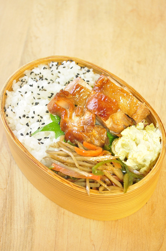 レンジ醤油鶏弁当_b0171098_943755.jpg