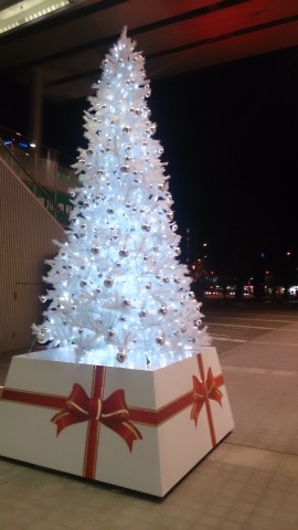 くまモンがサンタに変身しました♪ in 熊本駅_b0228113_11140557.jpg