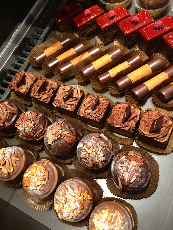 Jean-Paul Hévin \"Chocolate Bar(re)\" - ジャン=ポール・エヴァン、マレの店_a0231632_18102942.jpg