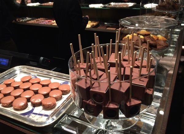 Jean-Paul Hévin \"Chocolate Bar(re)\" - ジャン=ポール・エヴァン、マレの店_a0231632_1892475.jpg