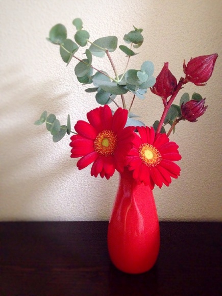 クリスマスシーズンの赤い花瓶 上田いとこ の ハナサカブログ