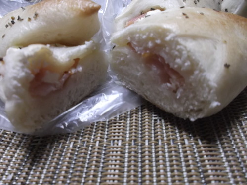 クク ベーコンとクリームチーズのエピ_f0076001_2241553.jpg