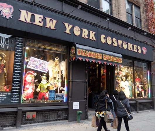 NY No1の仮装グッズ専門店に、サンタコン(SantaCon)関連グッズ登場中_b0007805_3191623.jpg