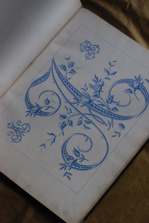 圧巻の美しさのモノグラム刺繍図案集 : 美しいアンティークと花のある 