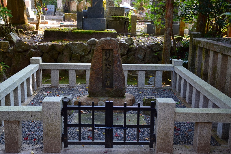 同志社共同墓地に仲良く眠る『新島襄・八重』の墓20141119_e0237645_8392290.jpg