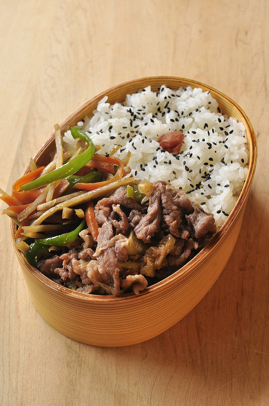 牛煮ときんぴらのお弁当_b0171098_12321173.jpg