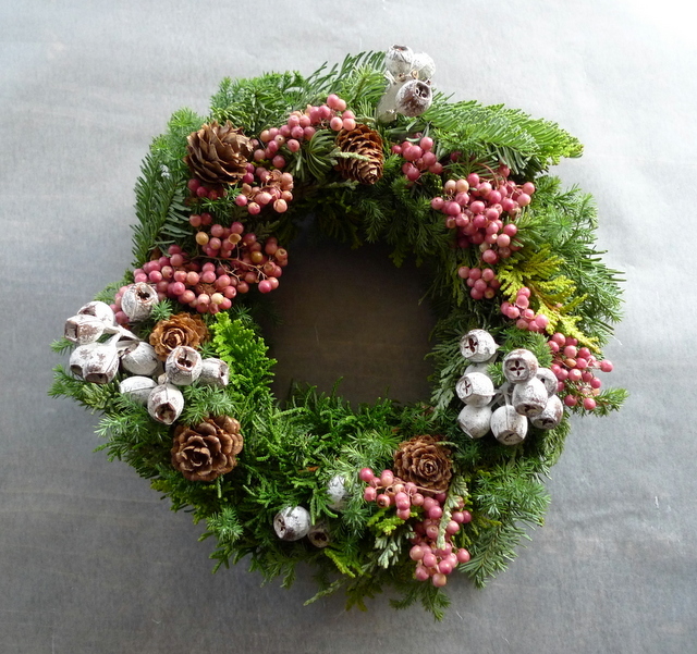 クリスマスリース フレッシュリースに ドライのユーカリテトラゴナと ピンクペッパーベリーを 札幌 花屋 Mell Flowers
