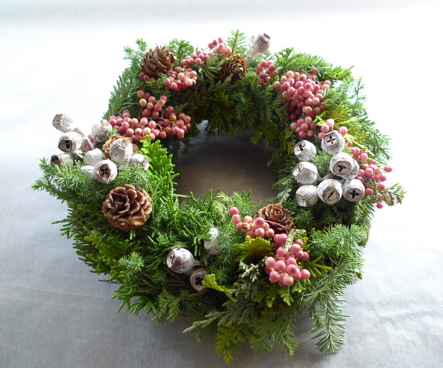 クリスマスリース フレッシュリースに ドライのユーカリテトラゴナと ピンクペッパーベリーを 札幌 花屋 Mell Flowers