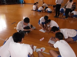 柏崎市立鏡が沖中学校において本学からは2つのワークショップを行いました。_c0167632_17483490.jpg