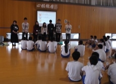 柏崎市立鏡が沖中学校において本学からは2つのワークショップを行いました。_c0167632_17504534.jpg