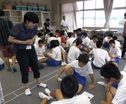 柏崎市立鏡が沖中学校において本学からは2つのワークショップを行いました。_c0167632_17564219.jpg