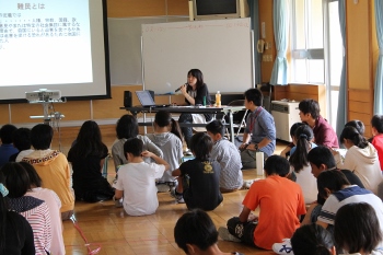 新発田市立猿橋小学校においてワークショップ「声なき弱者～難民って何人?～」を行いました。_c0167632_1833330.jpg