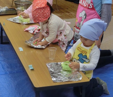 12月:クリスマス会 ロールキャベツづくり_e0114963_12464431.jpg