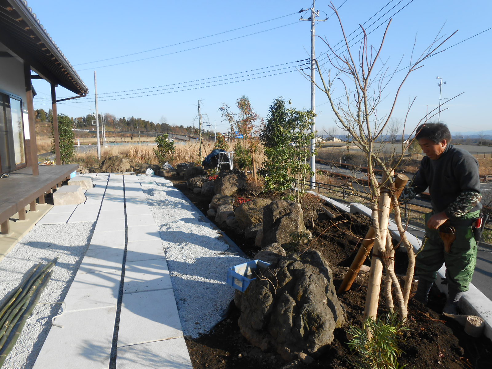 造園工事も完成まじか_c0066693_17593177.jpg