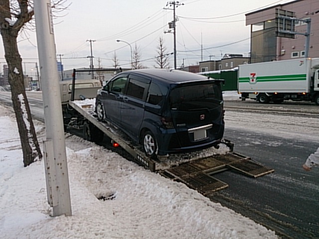 ★道路状況が悪化しております交通事故にはお気を付け下さい！！★（白石店）_c0161601_1950921.jpg