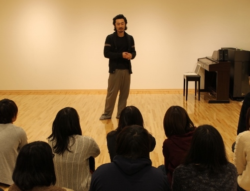 Noism2専属振付家の山田勇気さんにお越しいただき、ワークショップを行なっていただきました。_c0167632_1643913.jpg