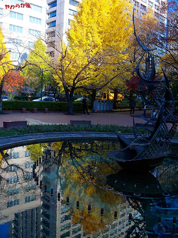 BACKGROUND REFLECTIONS @KAMOME-POND in HIBIYA-PARK_b0134907_839445.jpg