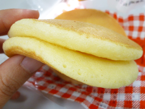 【菓子パン】ふわっともちっとパンケーキ メープル&マーガリン@イトーパン_c0152767_2243668.jpg