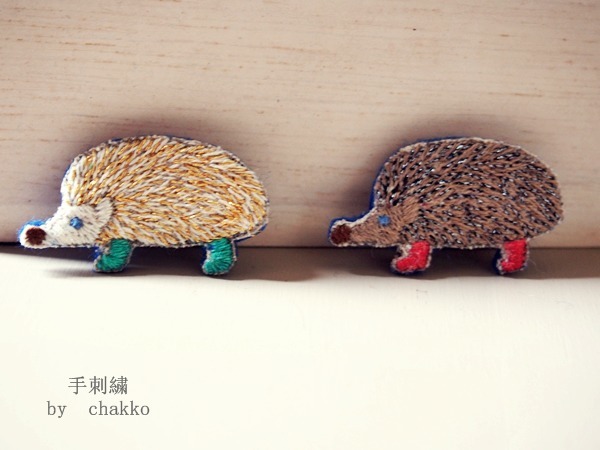 ハリネズミの刺繍ブローチ マルチナチャッコ