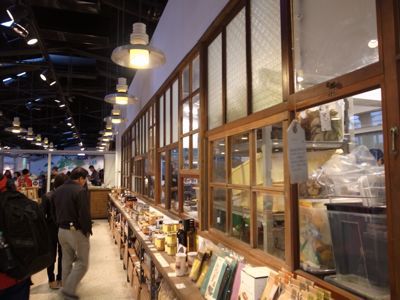 台北101タワーと麓の集落_d0147406_19242770.jpg