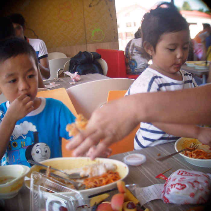 Never bring your kids to the new Clapan Jollibee for the less than junkfood taste w/ icecold service_e0202828_10300210.jpg