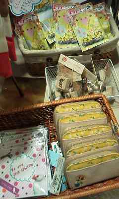 東急ハンズ梅田店インコと鳥の雑貨展山盛り新作到着!_d0322493_0124238.jpg