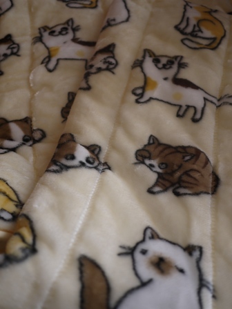 【ゆきねこ雑貨店】あったかふわふわにっこり猫ちゃんいっぱい毛布敷きパッド。_a0143140_1354627.jpg