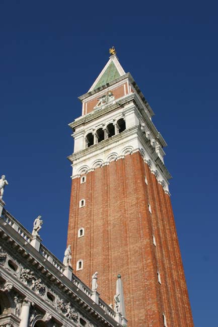 ＳＫＹ１４１２２１　時計塔に囲まれたこの広場は 世界で最も美しい広場_d0288367_1841733.jpg