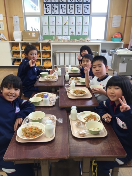 ♪゜12月17日（水）*:.南中山小学校の給食会.:*・♪_e0061225_11000732.jpg
