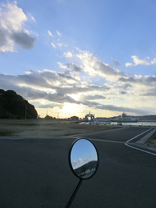 フェリーに乗ってデイキャン女子ツー♪　BBQに焚火に夕陽にと_c0339546_1943730.jpg