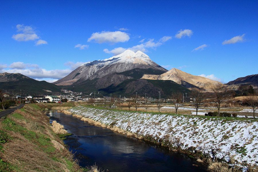 雪化粧した由布岳_e0093903_18594525.jpg