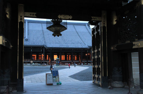 すす払い 東・西本願寺_e0048413_16554778.jpg