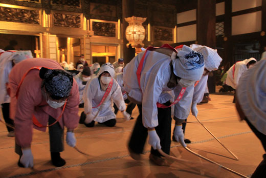 すす払い 東・西本願寺_e0048413_16573993.jpg