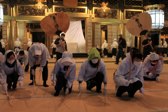 すす払い 東・西本願寺_e0048413_1657418.jpg