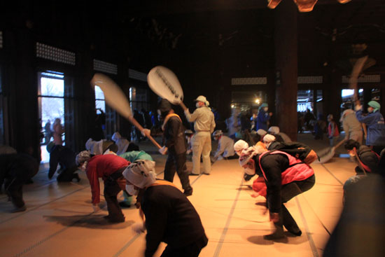 すす払い 東・西本願寺_e0048413_1658149.jpg