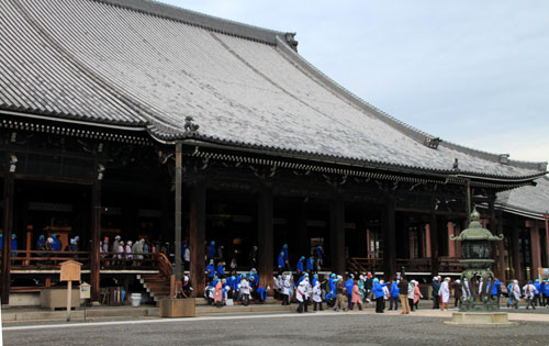 すす払い 東・西本願寺_e0048413_1658385.jpg