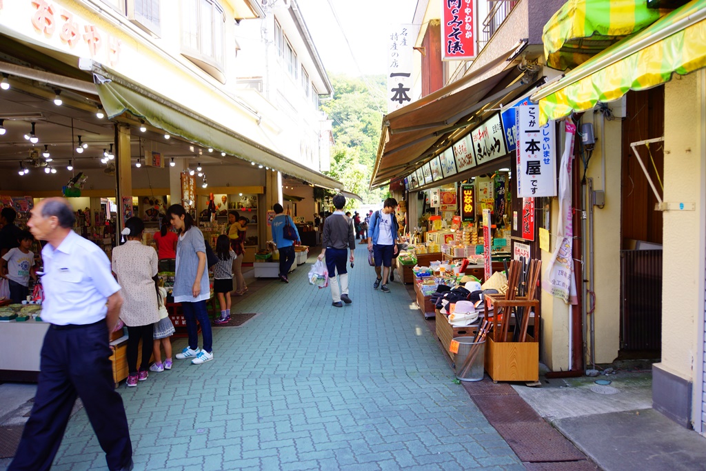 Shopping Street 埼玉県長瀞町 岩畳通り商店街 Photo 行雲流水 Shopping Street 埼玉県長瀞町 岩畳通り商店街 Photo 行雲流水