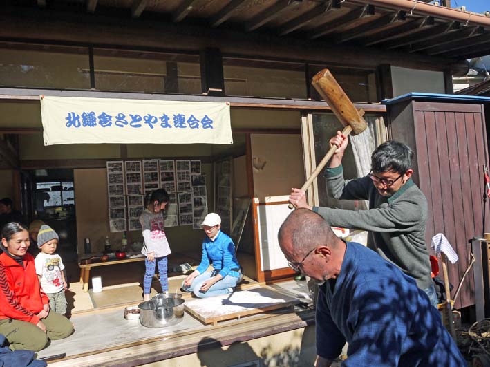 台峯の麓、カッちゃん邸餅つき大会に参加者110人：12・23_c0014967_21361388.jpg