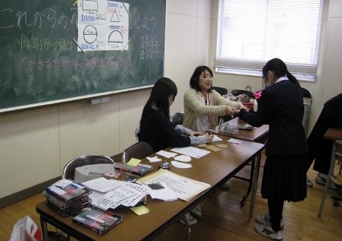 新潟市立赤塚中学校においてワークショップ『これからの<不平等>の話をしよう』を実施しました。_c0167632_1901385.jpg