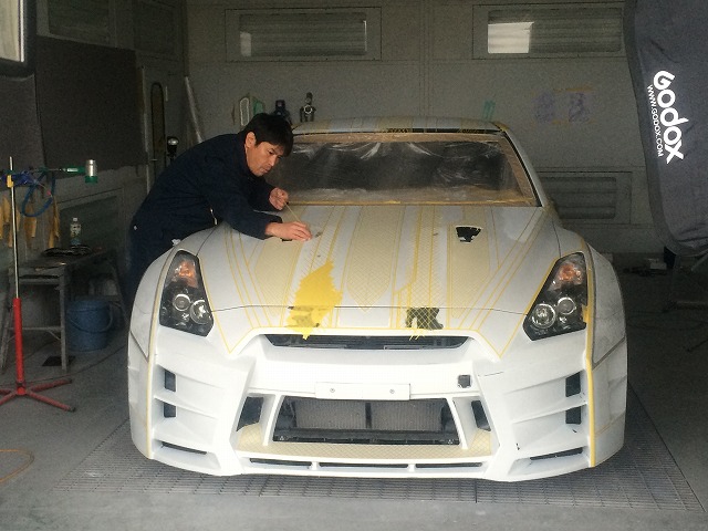 Kuhlジャパンプロジェクトr35gt R逆輸入車 Artisさんカスタムペイント ３dマスキング進行中 Kuhl 片岡ブログ