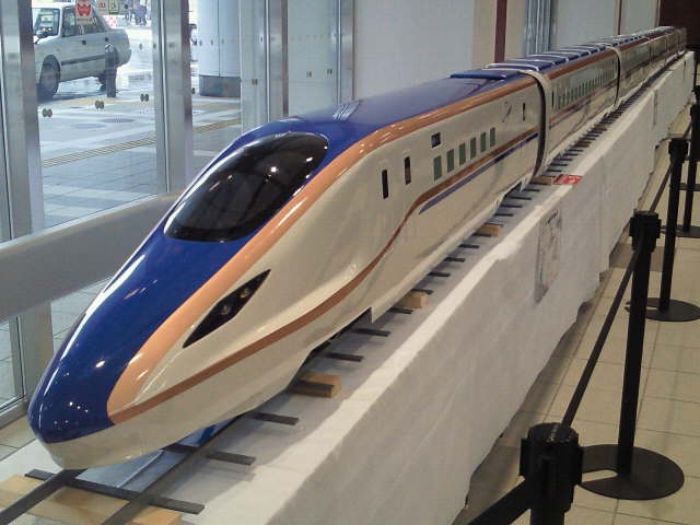 クルン高岡（ＪＲ高岡駅）の万葉線待合室に北陸新幹線Ｗ７系の 1/10スケールモデルです。こどもを乗せて 30km/hで走行できます。_c0016005_187431.jpg