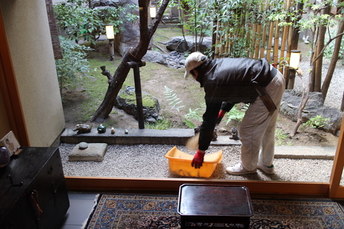 『要庵西富家　師走恒例歳時記　今年もこの時が来ました　年末・庭の手入れ』　久保造園さん3 _d0033734_12262681.jpg