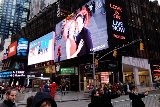 レブロンのLove is on(愛が入ってる)巨大ビルボード・スクリーンがNYに登場中 #LOVEISON_b0007805_23171878.jpg