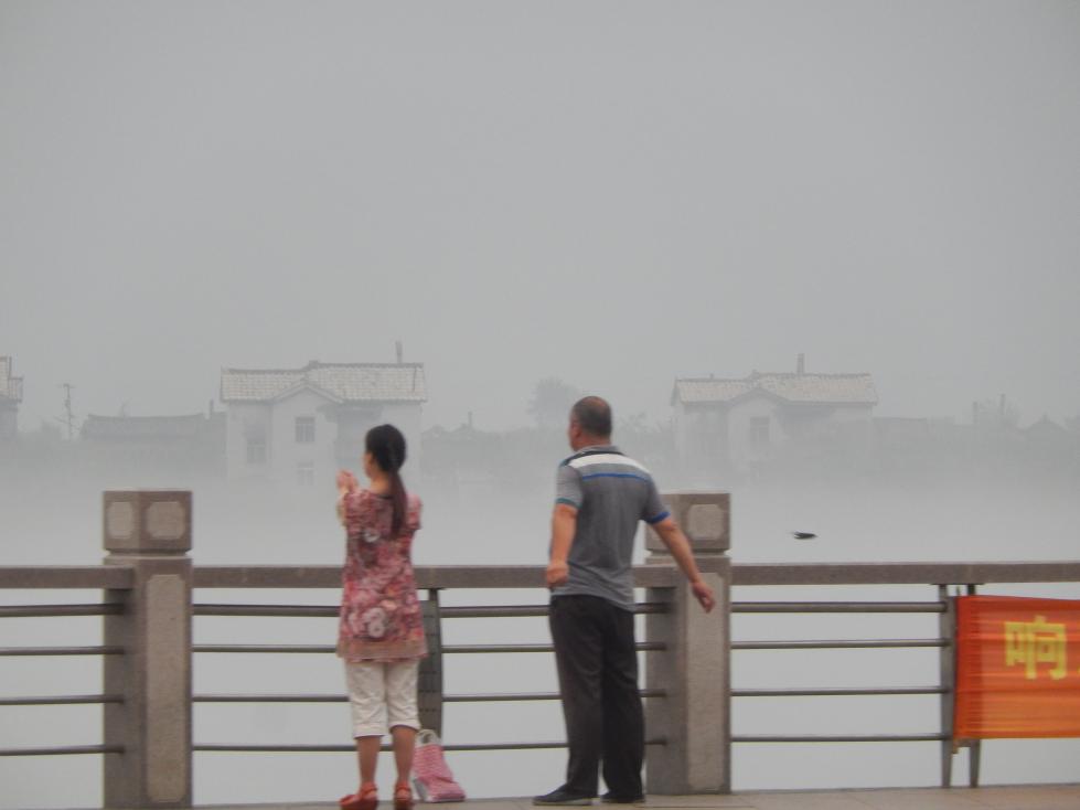 川霧に浮かぶ朝鮮民家はいかにも国境の町らしい眺め（遼寧省丹東市）_b0235153_1401768.jpg