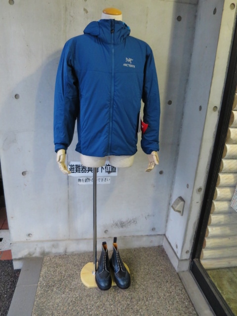 やはり大人気！★？　ARK\'TERYX ･･･ ATOM STAND JACKET (NEW)！★！_d0152280_13103512.jpg