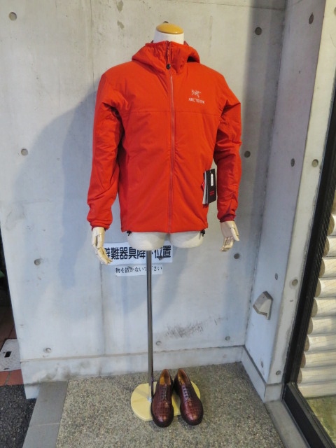 やはり大人気！★？　ARK\'TERYX ･･･ ATOM STAND JACKET (NEW)！★！_d0152280_13104288.jpg