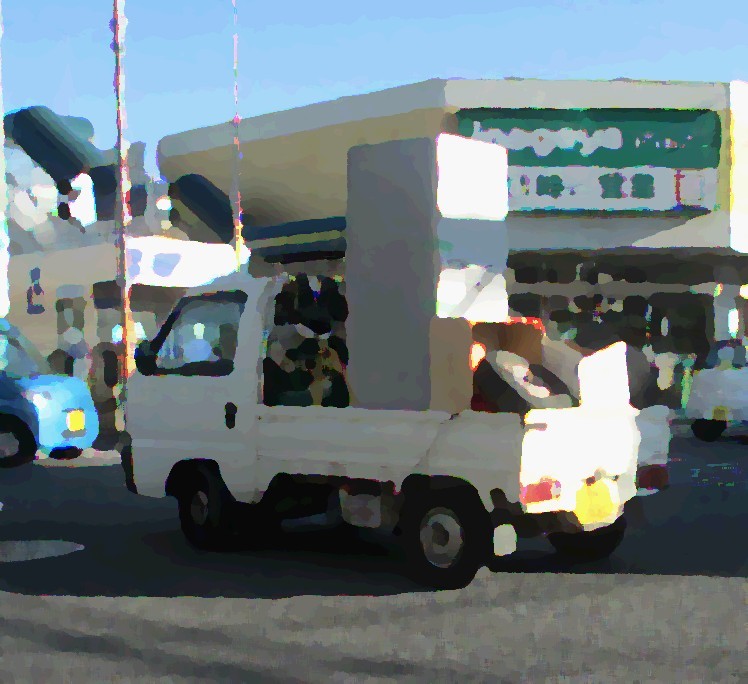 山積みのトラック_b0203907_15390086.jpg